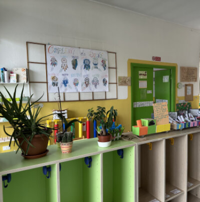 Spazio morbido con tappeti e giochi in legno per bambini di 2 anni