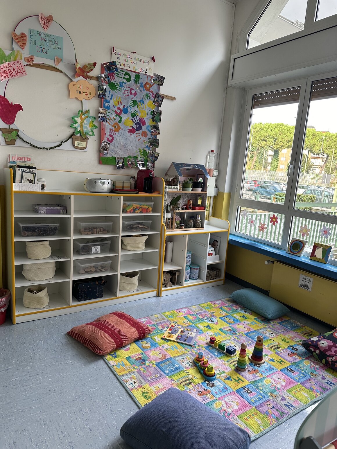 Educatrice che legge un libro a un piccolo gruppo di bambini