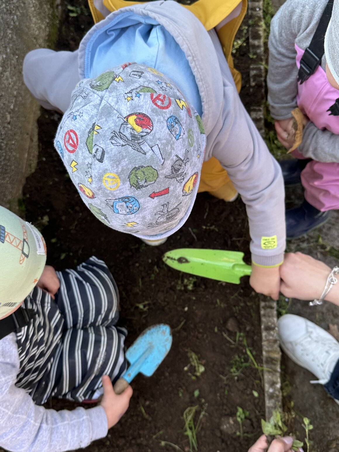 Bambini che giocano insieme seduti a un tavolino