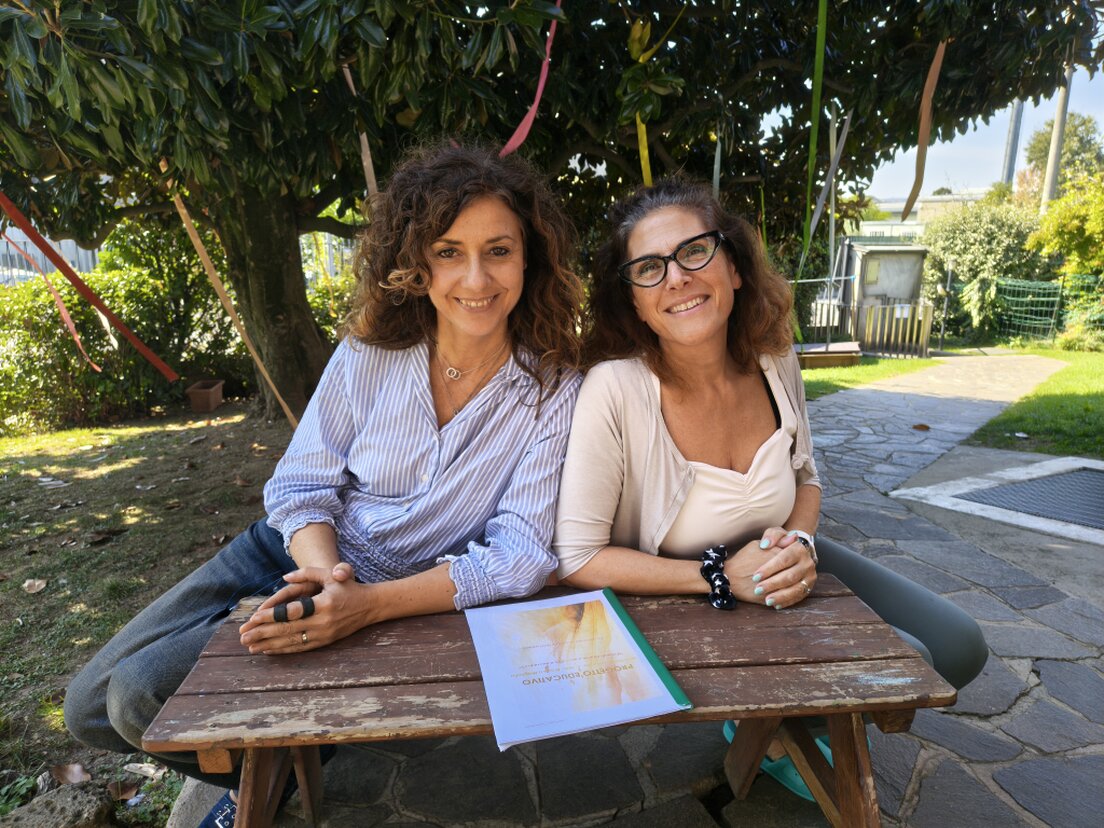 Equipe riunita intorno a un tavolo per progettare le attività educative