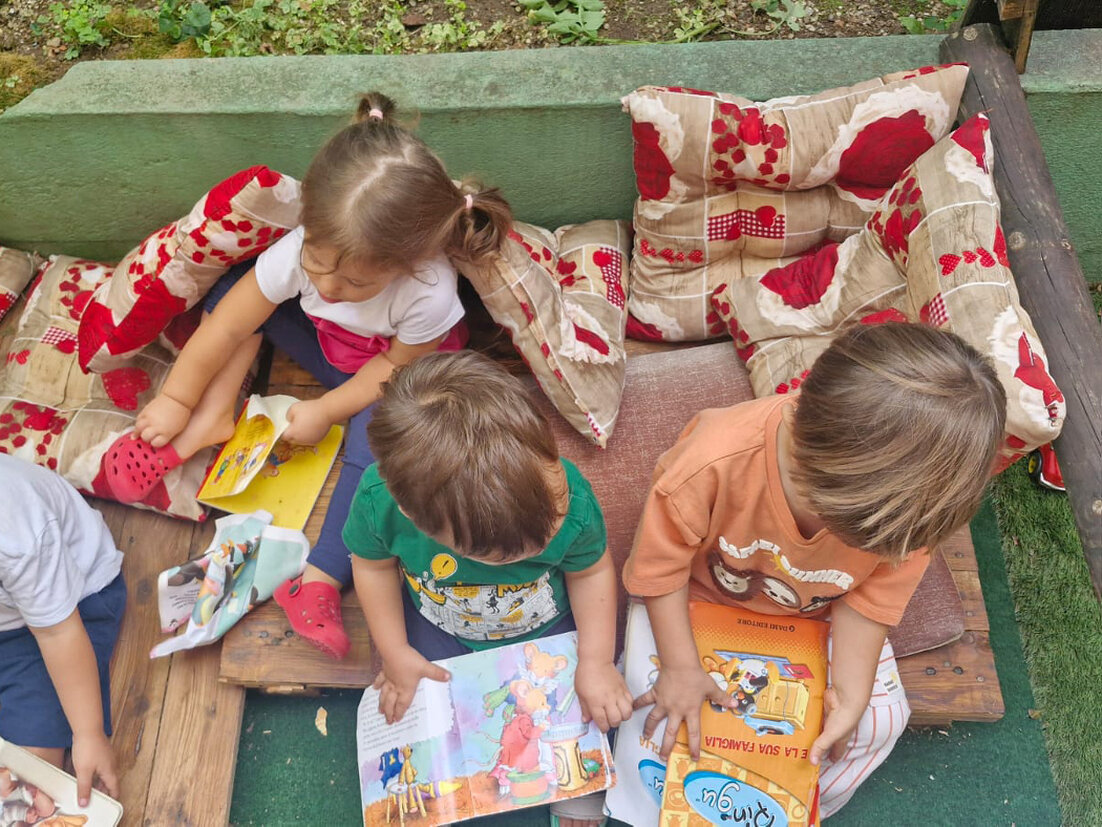 Incontro tra educatrice e genitori in uno spazio dell asilo nido