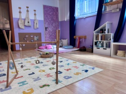 Sala giochi interna dell asilo nido MagicoMondo con tappeti morbidi e giochi di legno