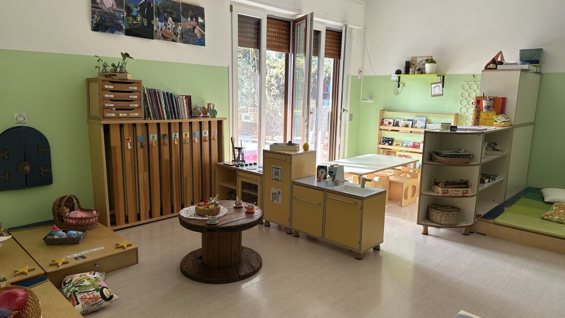 Angolo lettura con cuscini e libreria bassa