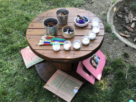 Bambini che giocano insieme sul tappeto con materiali colorati