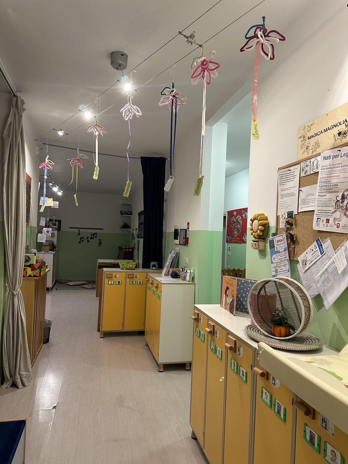 Ingresso di un nido con giardino e giochi all’aperto