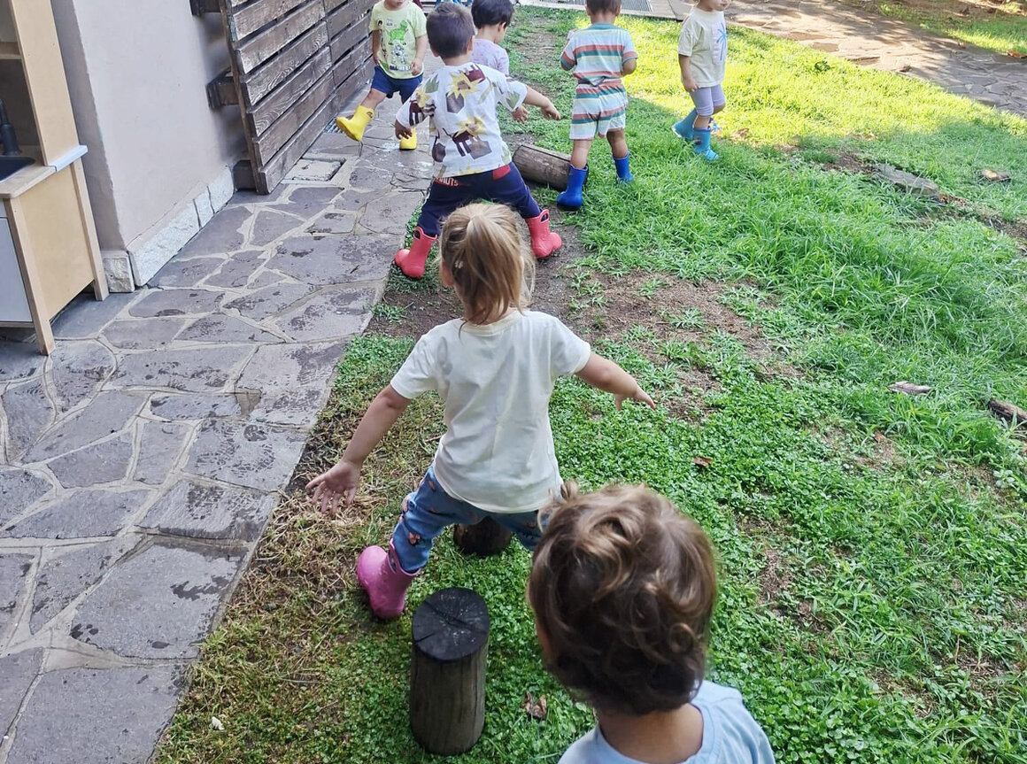 Bambini che corrono e giocano in uno spazio morbido