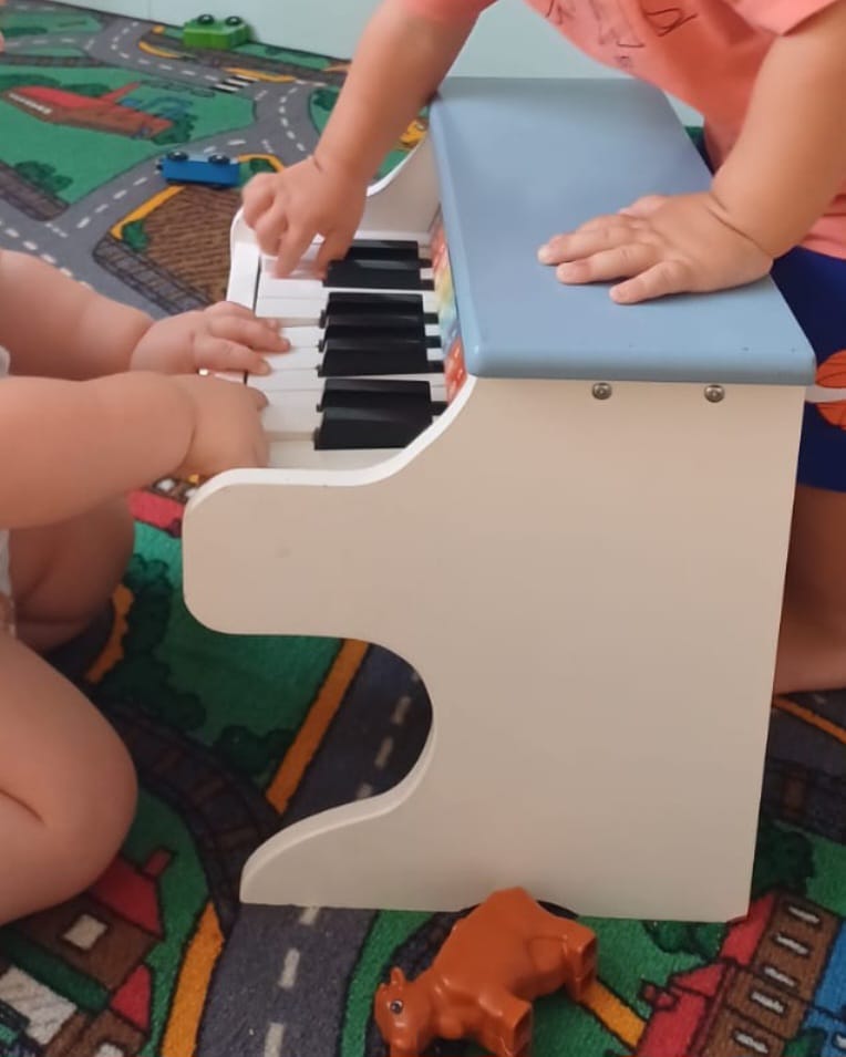 Bambini che suonano piccoli strumenti musicali