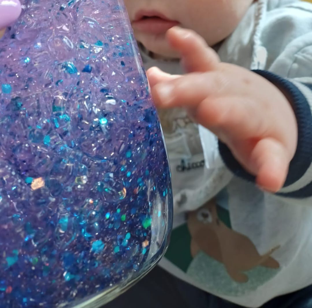 Genitore che accompagna il bambino al nido