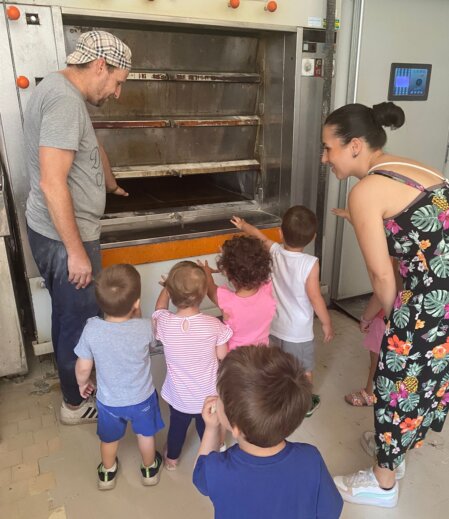 Incontro tra famiglie ed educatrici in uno spazio del nido