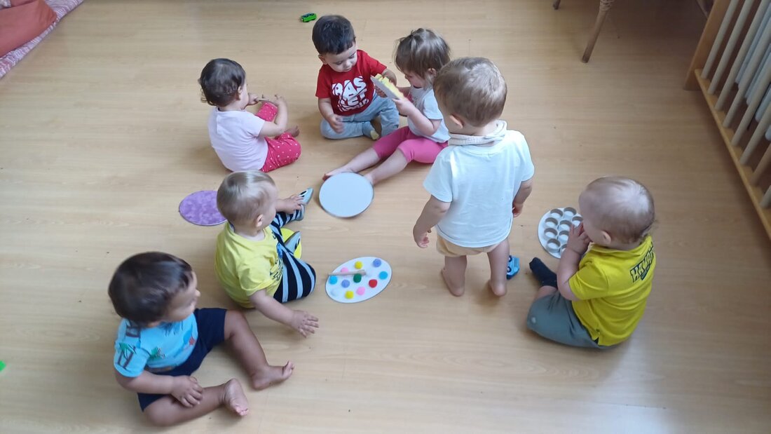 Bambini che esplorano giochi e materiali in uno spazio a misura di bambino