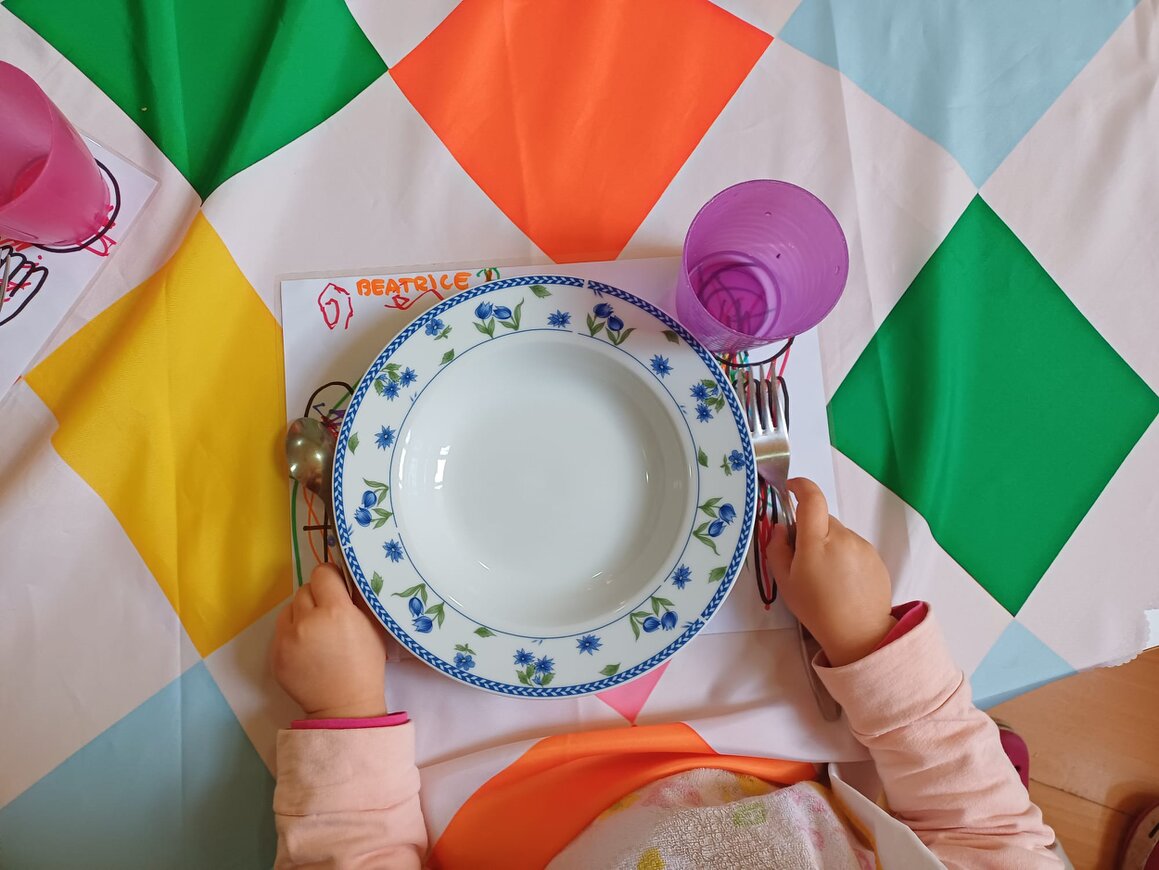 Bambino impegnato in un’attività del mattino