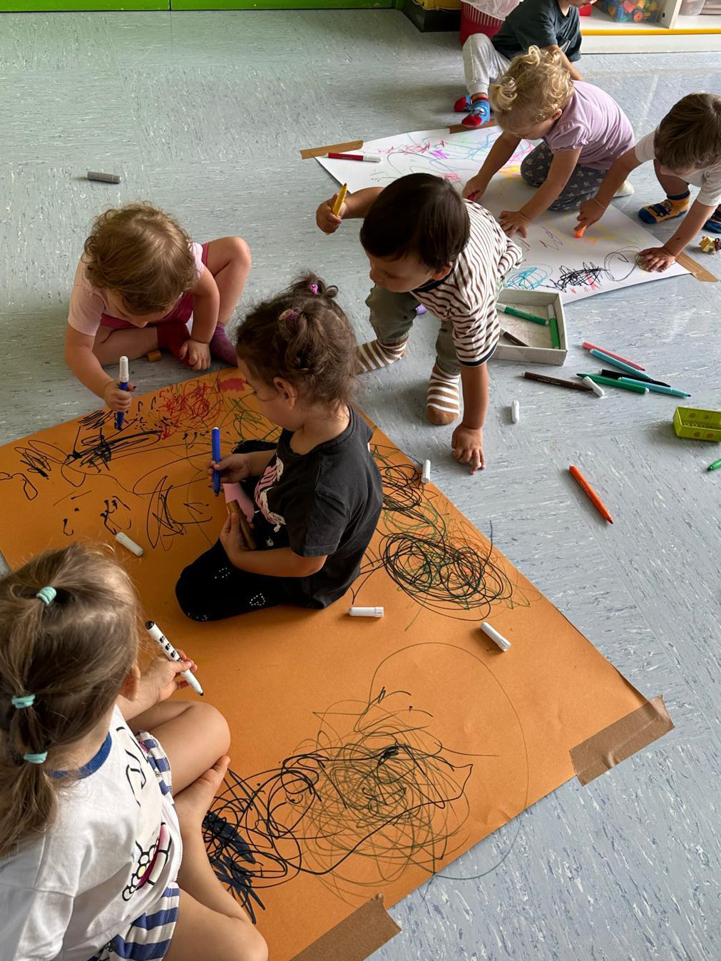 Educatrice del nido che osserva un bambino mentre gioca