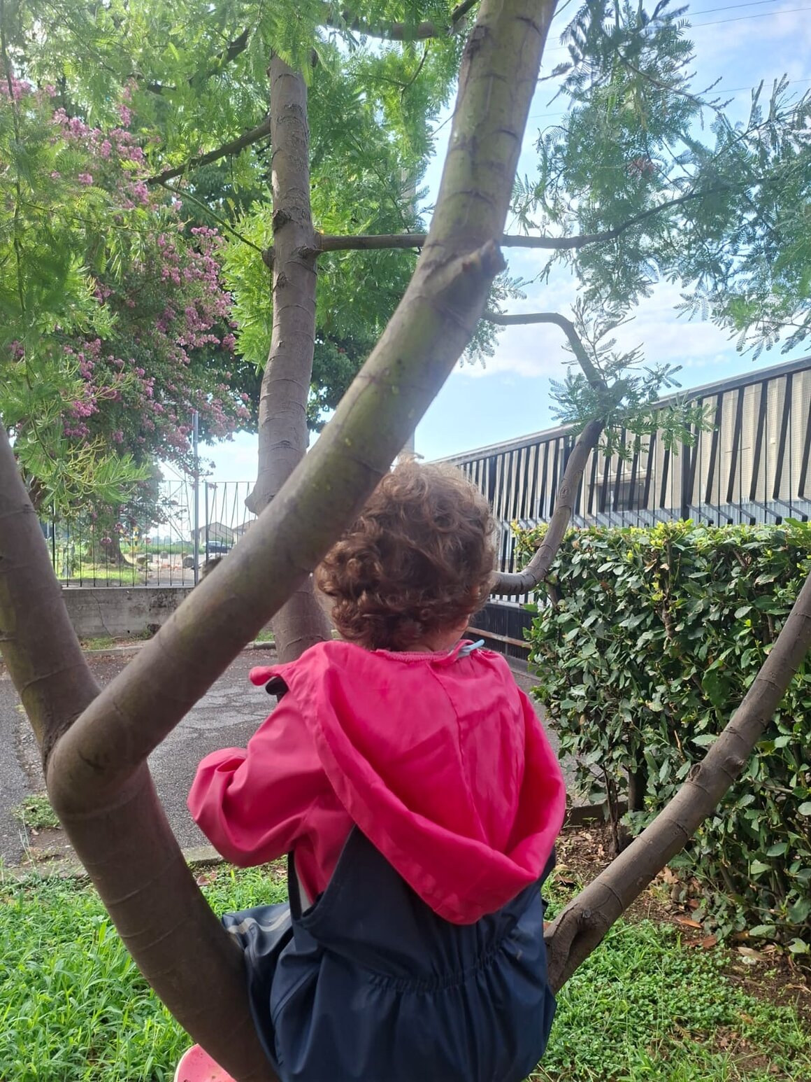 Bambina che gioca con un’educatrice su un tappeto morbido