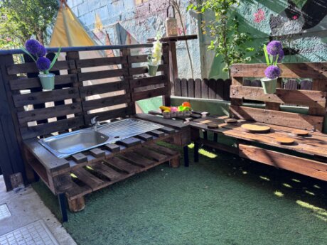 Bambini che giocano in giardino su un prato verde con piccoli giochi